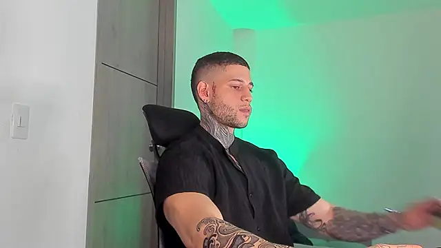  jamesleandros1 online show from April 21, 2026, 2:51 am