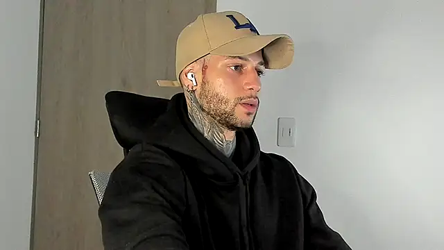  jamesleandros1 online show from December 22, 2025, 1:17 am