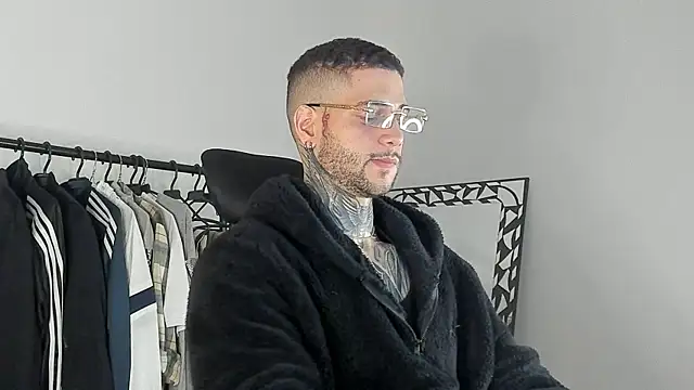  jamesleandros1 online show from November 25, 2025, 3:18 am