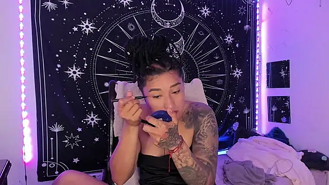 Eva Lee  online show from November 25, 2025, 7:19 am