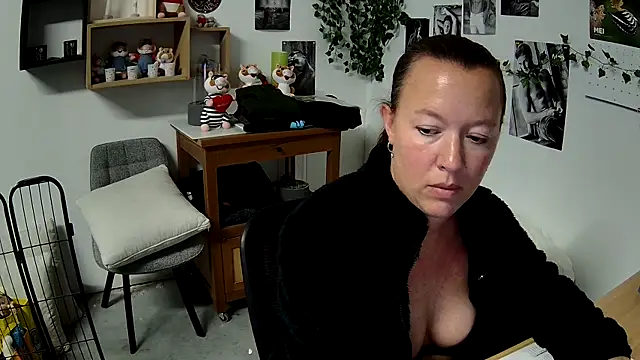 Snapshot of AnyaKrey@xh chatting on May 18, 2026, 11:48 am AnyaKreyxh online show from May 18, 2026, 11:48 am