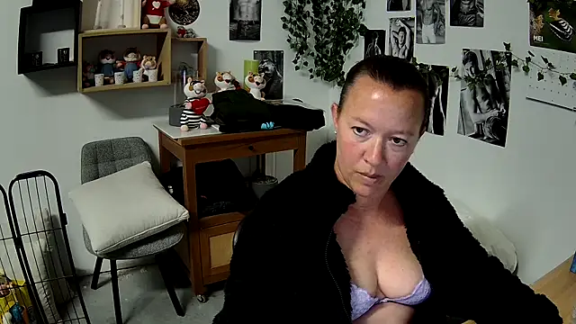 Snapshot of AnyaKrey@xh chatting on May 12, 2026, 11:27 am AnyaKreyxh online show from May 12, 2026, 11:27 am