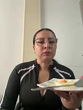 Abril Luv online show from February 3, 2026, 12:54 pm