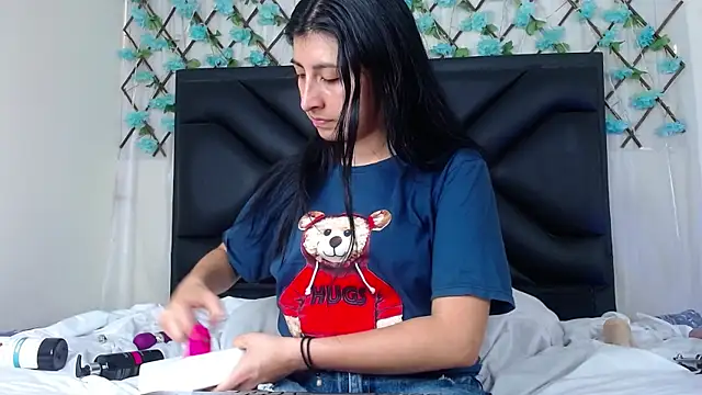 EmmaWilliamss online show from November 19, 2025, 7:58 pm