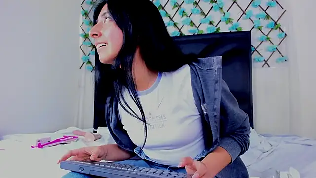 Snapshot of EmmaWilliamss chatting on June 24, 2026, 3:21 pm EmmaWilliamss online show from June 24, 2026, 3:21 pm