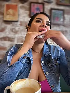 Snapshot of Insane_Issa chatting on March 14, 2025, 10:38 pm Insane Issa online show from March 14, 2025, 10:38 pm