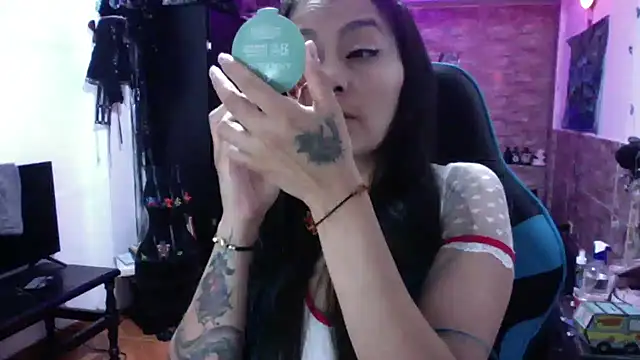 Snapshot of AngelaQueen_ chatting on October 29, 2025, 5:34 pm AngelaQueen online show from October 29, 2025, 5:34 pm