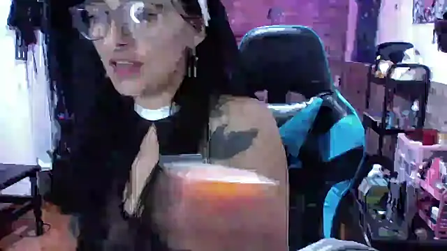 Snapshot of AngelaQueen_ chatting on October 31, 2025, 5:37 am AngelaQueen online show from October 31, 2025, 5:37 am