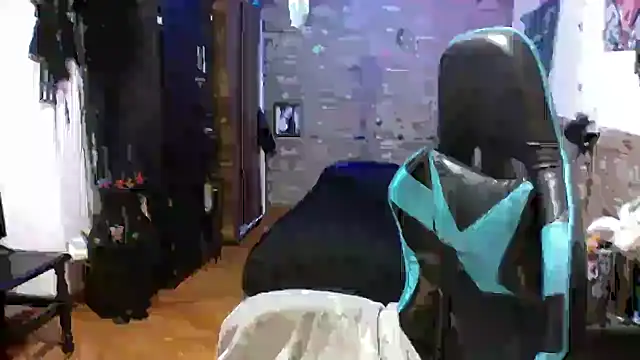 Snapshot of AngelaQueen_ chatting on October 28, 2025, 5:23 pm AngelaQueen online show from October 28, 2025, 5:23 pm