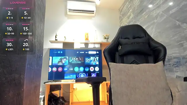 LunaBaker-1 online show from September 8, 2025, 7:57 pm