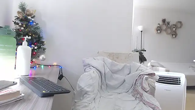 Snapshot of MIYESSI chatting on January 15, 2026, 5:27 pm MIYESSI online show from January 15, 2026, 5:27 pm