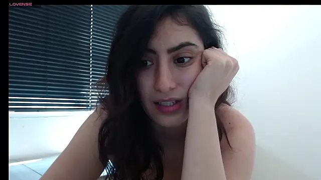 Snapshot of MIYESSI chatting on February 19, 2025, 7:37 pm MIYESSI online show from February 19, 2025, 7:37 pm