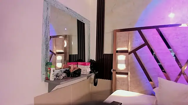 Athenea Mills online show from March 12, 2026, 7:07 pm