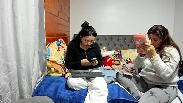 Snapshot of _girls_on_fire_ chatting on December 22, 2025, 11:05 pm girls on fire online show from December 22, 2025, 11:05 pm