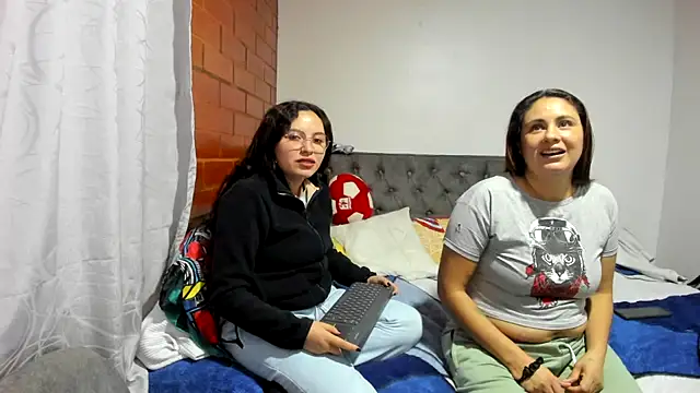 Snapshot of _girls_on_fire_ chatting on December 19, 2025, 10:56 pm girls on fire online show from December 19, 2025, 10:56 pm