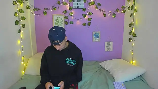 Snapshot of charlottte_queen chatting on December 29, 2024, 7:22 pm charlottte queen online show from December 29, 2024, 7:22 pm