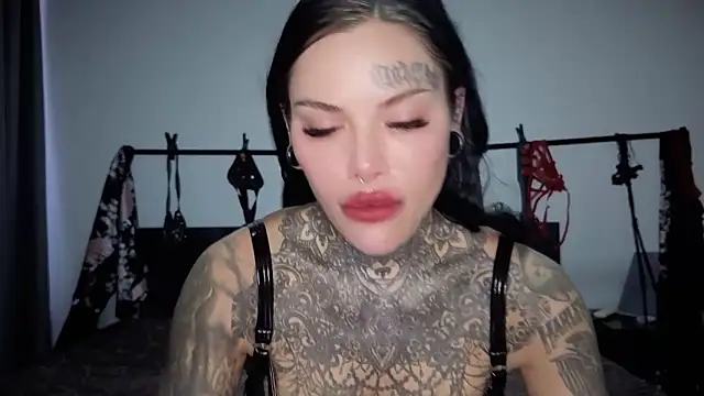 claudiacvc95 online show from April 18, 2026, 8:16 am