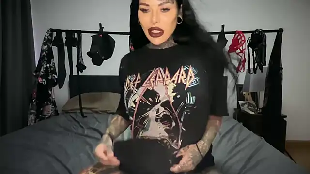 claudiacvc95 online show from October 26, 2025, 4:46 am