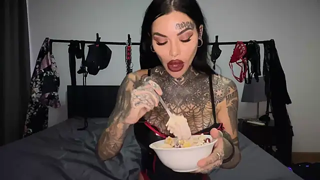 claudiacvc95 online show from October 29, 2025, 3:49 am