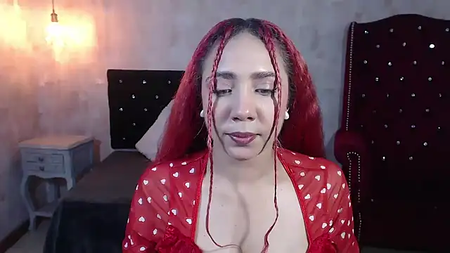 Snapshot of IsabelaLatina chatting on June 9, 2026, 4:35 am IsabelaLatina online show from June 9, 2026, 4:35 am
