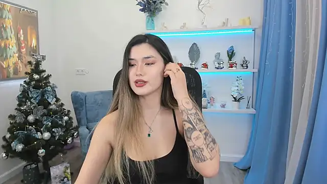 AnneTLi online show from December 13, 2025, 8:04 pm