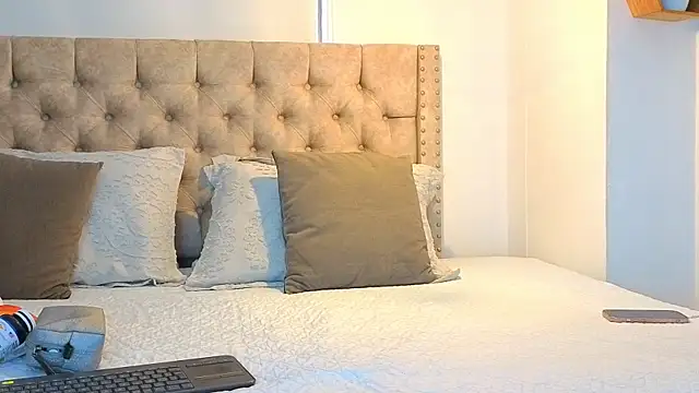 KeryHillson online show from November 12, 2025, 11:58 am