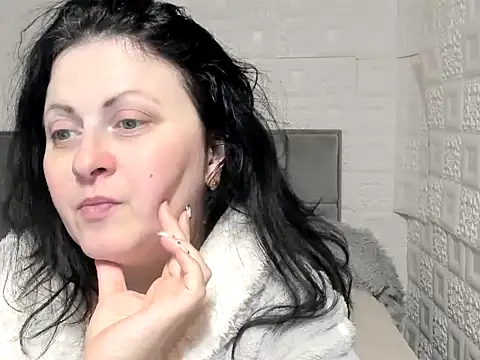 Lillian2 online show from February 15, 2025, 12:33 pm