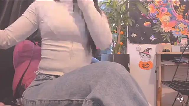 MYFAVOURITESTRAGER online show from October 28, 2025, 4:06 pm