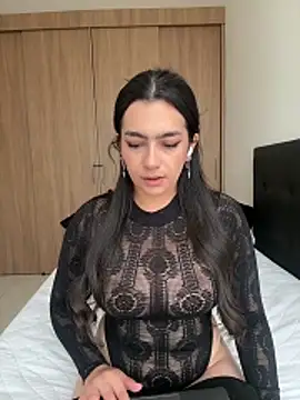 Nicollemays online show from April 20, 2026, 1:13 pm