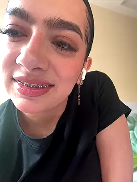 Nicollemays online show from November 11, 2025, 2:34 pm