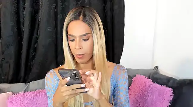 Snapshot of SKYLAROSSE chatting on December 22, 2024, 2:17 am SKYLAROSSE online show from December 22, 2024, 2:17 am