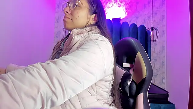 nalalye cruzz  online show from December 18, 2025, 2:38 am