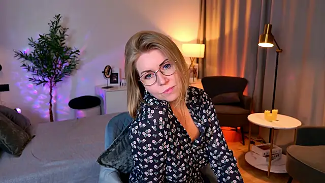Snapshot of Annie_Light chatting on May 19, 2026, 6:53 am Annie Light online show from May 19, 2026, 6:53 am