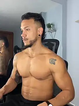 Snapshot of ARON_TAYLER01 chatting on March 4, 2025, 12:33 pm ARON TAYLER01 online show from March 4, 2025, 12:33 pm