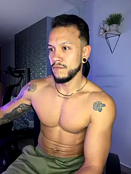 ARON TAYLER01 online show from December 2, 2025, 10:39 am