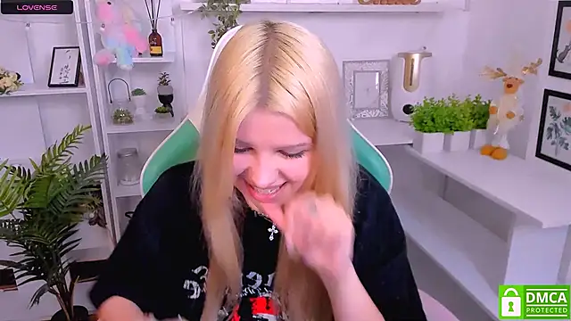 Snapshot of Grace_and__Jacob chatting on March 7, 2025, 11:05 pm Grace and Jacob online show from March 7, 2025, 11:05 pm