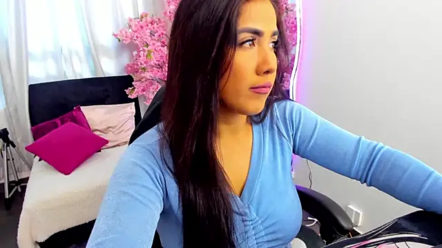 KAROLIVONNE online show from June 4, 2026, 9:19 pm