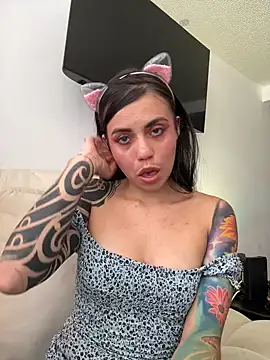 i am nina  online show from December 3, 2025, 8:08 pm