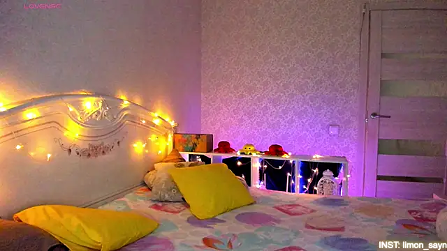 LillyMoure  online show from March 26, 2026, 11:13 pm