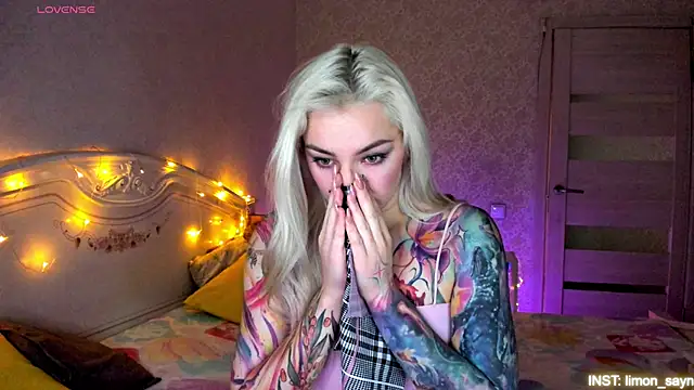 LillyMoure  online show from April 1, 2026, 11:45 pm