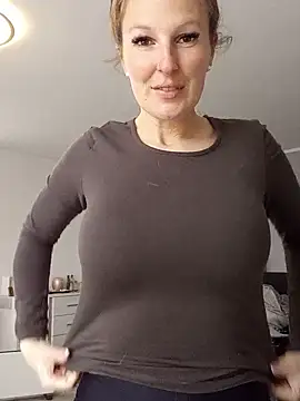 Snapshot of MaviePearl chatting on February 2, 2025, 8:24 am MaviePearl online show from February 2, 2025, 8:24 am