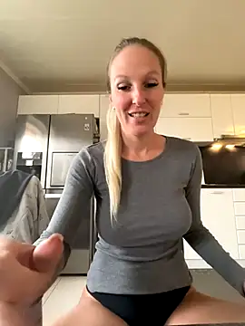 Snapshot of MaviePearl chatting on October 11, 2025, 8:37 am MaviePearl online show from October 11, 2025, 8:37 am