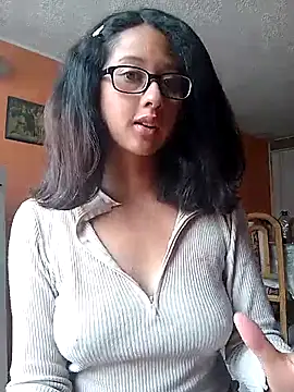 Snapshot of sofia_101 chatting on November 5, 2025, 6:22 pm sofia 101 online show from November 5, 2025, 6:22 pm