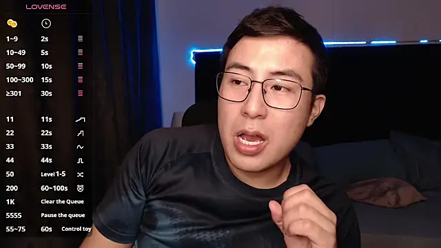 andrewmhilton  online show from November 10, 2025, 7:02 am