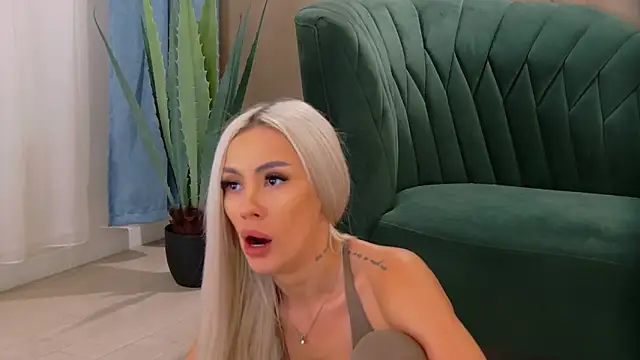 Snapshot of Bailey_Rush chatting on November 15, 2025, 1:37 pm Bailey Rush online show from November 15, 2025, 1:37 pm