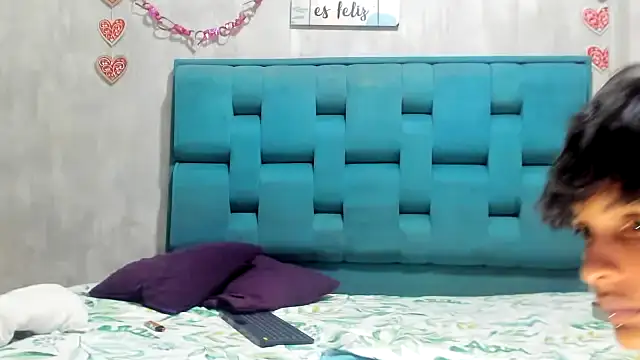 chicamir22 online show from November 4, 2025, 7:39 pm