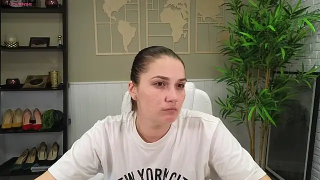 Snapshot of SelineSole chatting on March 6, 2025, 4:07 pm SelineSole online show from March 6, 2025, 4:07 pm