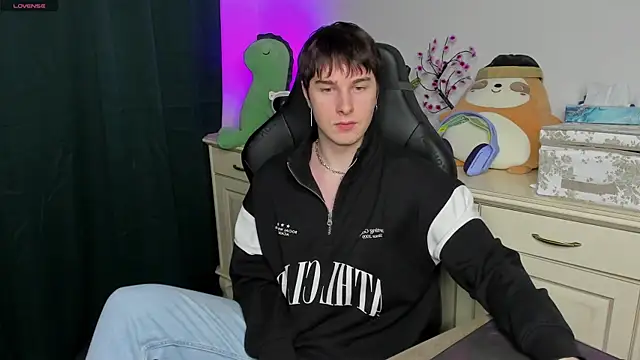 Snapshot of Vincent_Strong chatting on February 8, 2026, 5:54 pm Vincent Strong online show from February 8, 2026, 5:54 pm