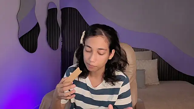 hot little bunny online show from April 8, 2026, 9:38 pm