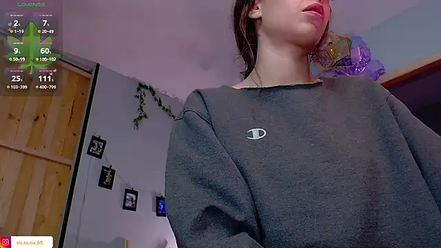 Snapshot of VickyJackson_ chatting on December 17, 2025, 5:18 pm VickyJackson online show from December 17, 2025, 5:18 pm